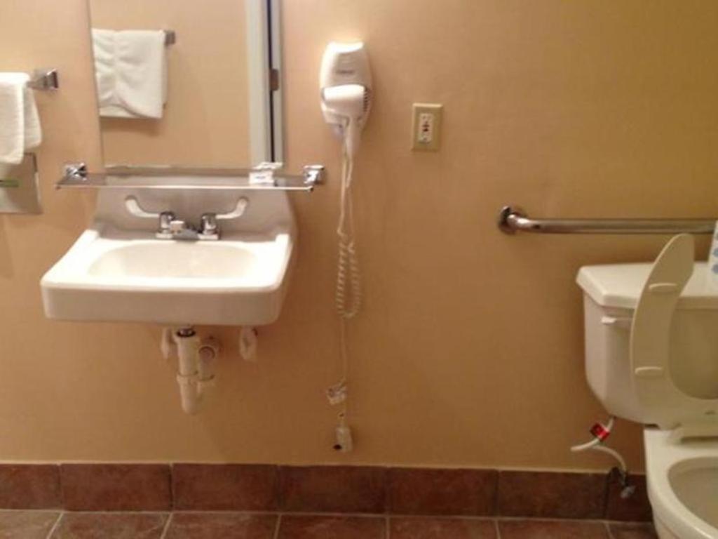 Americas Best Value Inn Hillsboro Eksteriør bilde